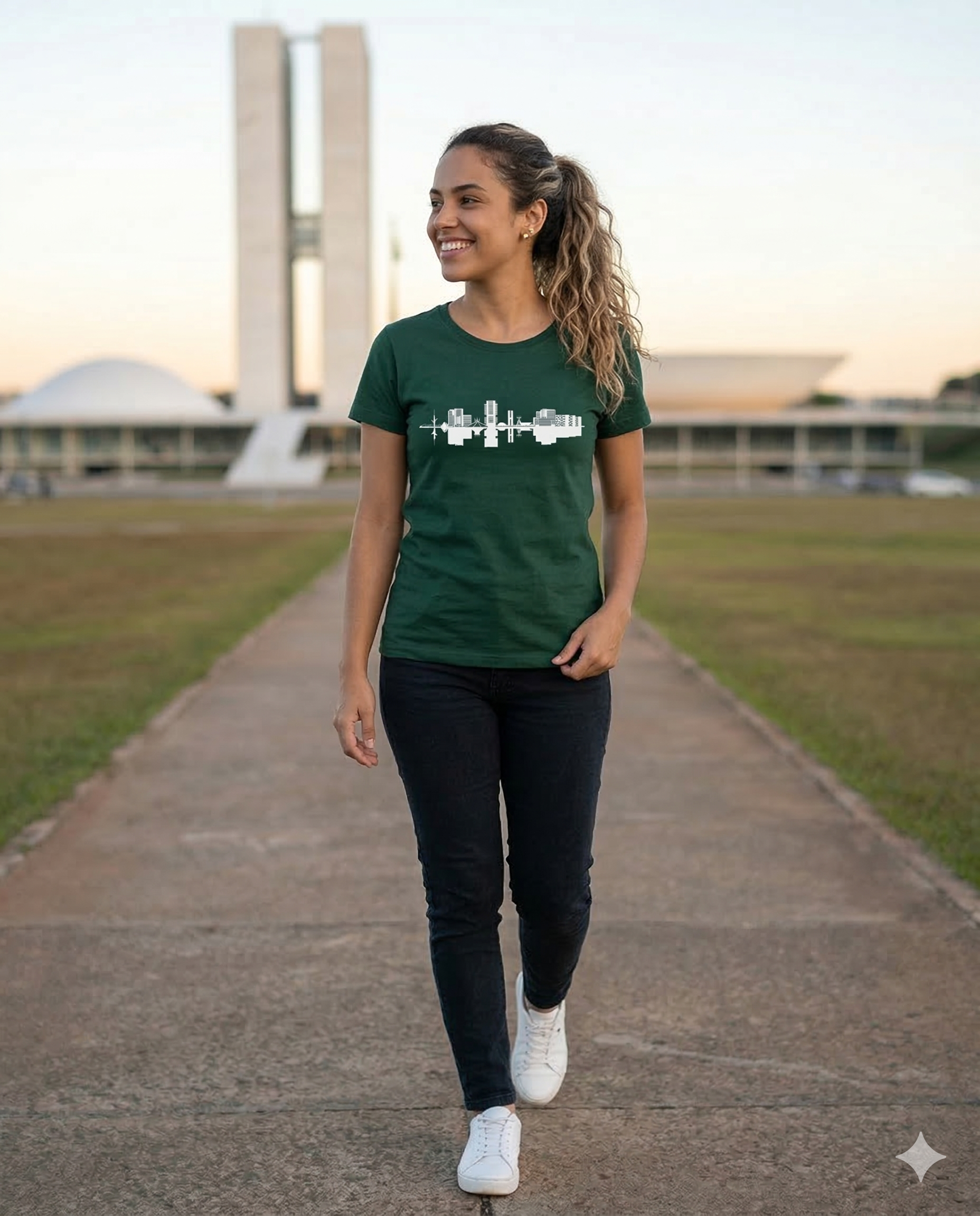 Cole&ccedil;&atilde;o Bras&iacute;lia &mdash; mulher com camiseta ISO61 e Congresso Nacional ao fundo